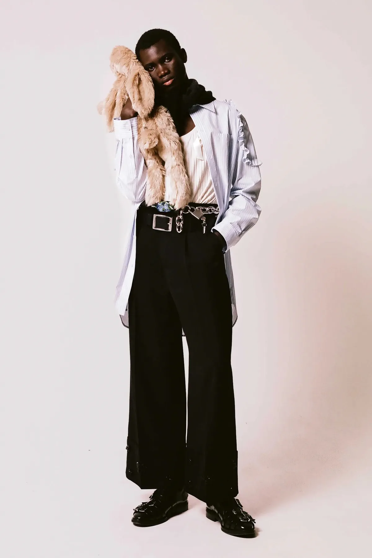 Pour l'automne 2025, Simone Rocha revisite les archétypes vestimentaires