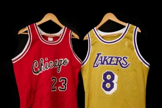 Deux maillots rares, portés par Michael Jordan et Kobe Bryant lors de leurs débuts, seront mis aux enchères chez Sotheby's