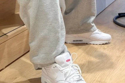 Premier aperçu de la Supreme x Nike Air Max 1 « White »