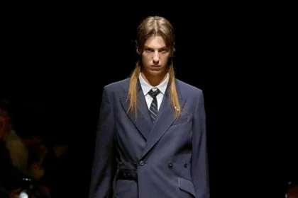 La collection automne 2025 de Tamme redéfinit le tailleur militaire avec audace et élégance