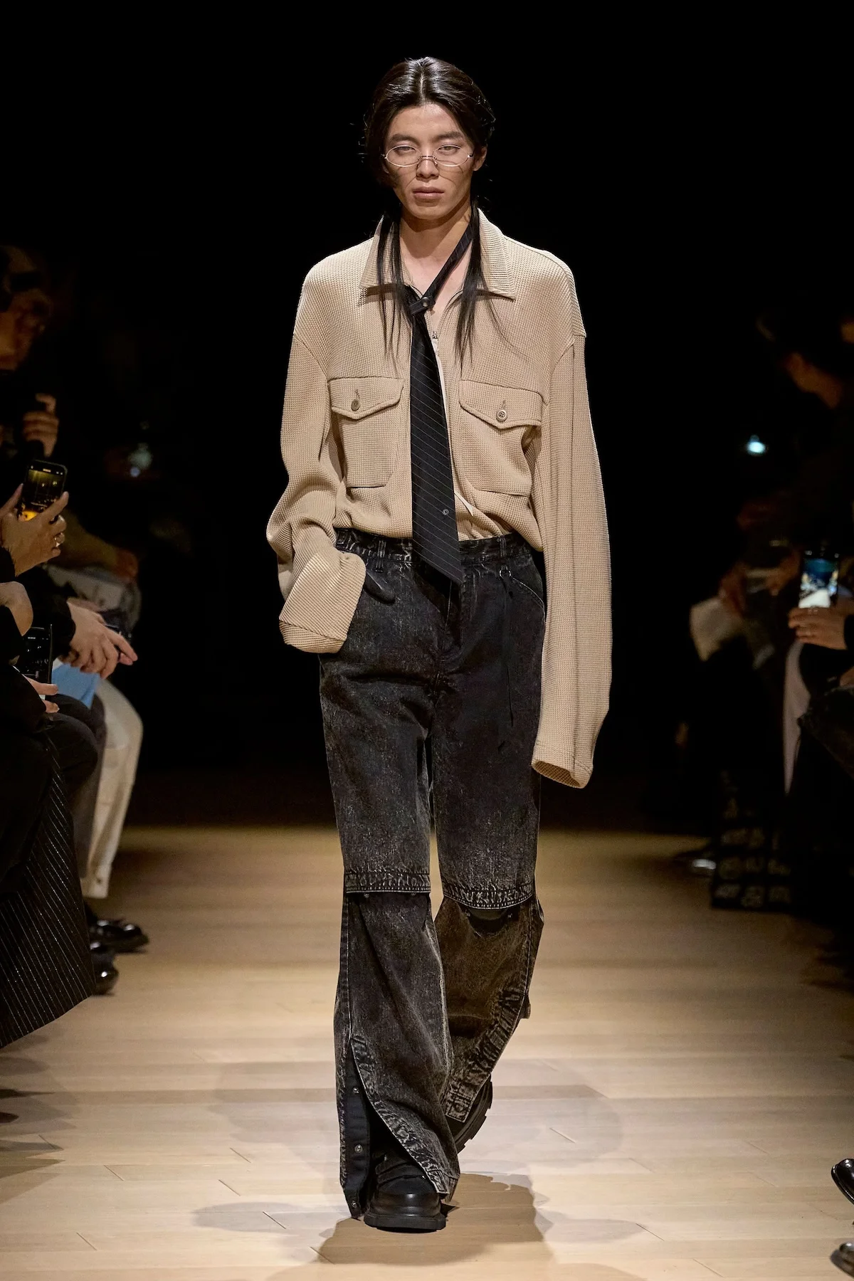 La collection automne 2025 de Tamme redéfinit le tailleur militaire avec audace et élégance