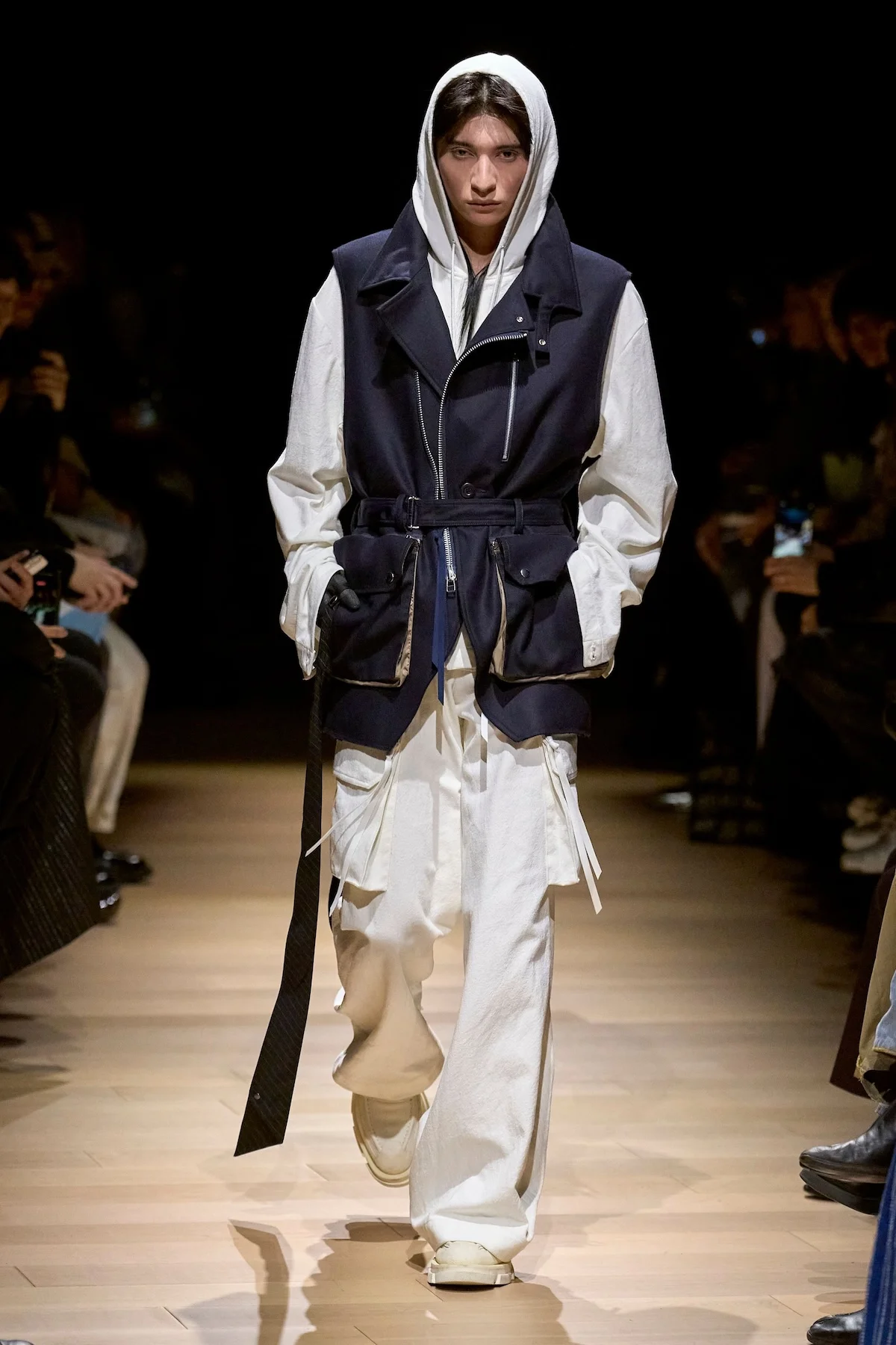 La collection automne 2025 de Tamme redéfinit le tailleur militaire avec audace et élégance