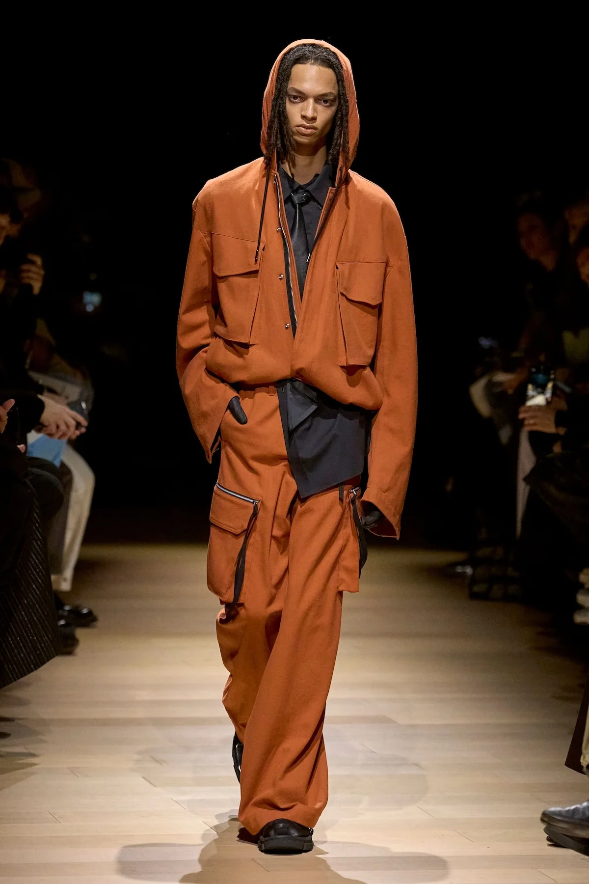 La collection automne 2025 de Tamme redéfinit le tailleur militaire avec audace et élégance