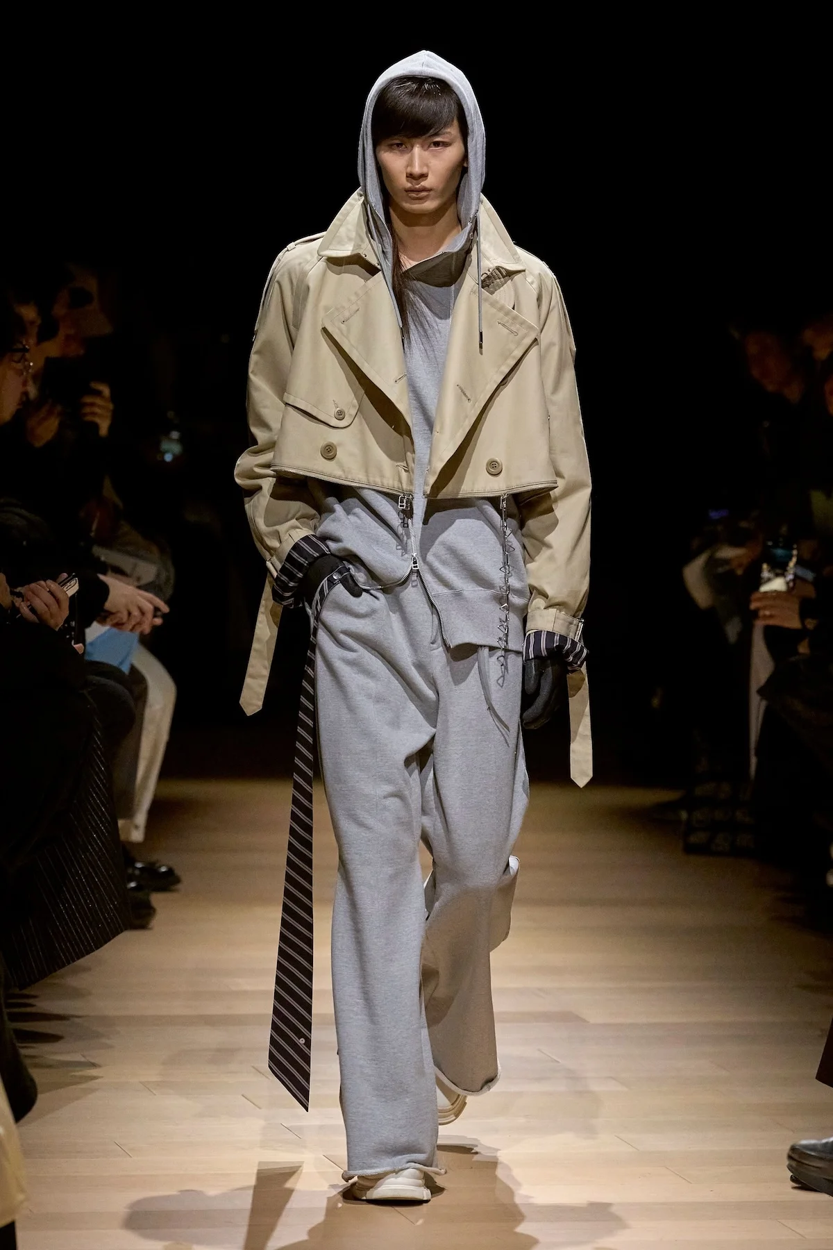 La collection automne 2025 de Tamme redéfinit le tailleur militaire avec audace et élégance