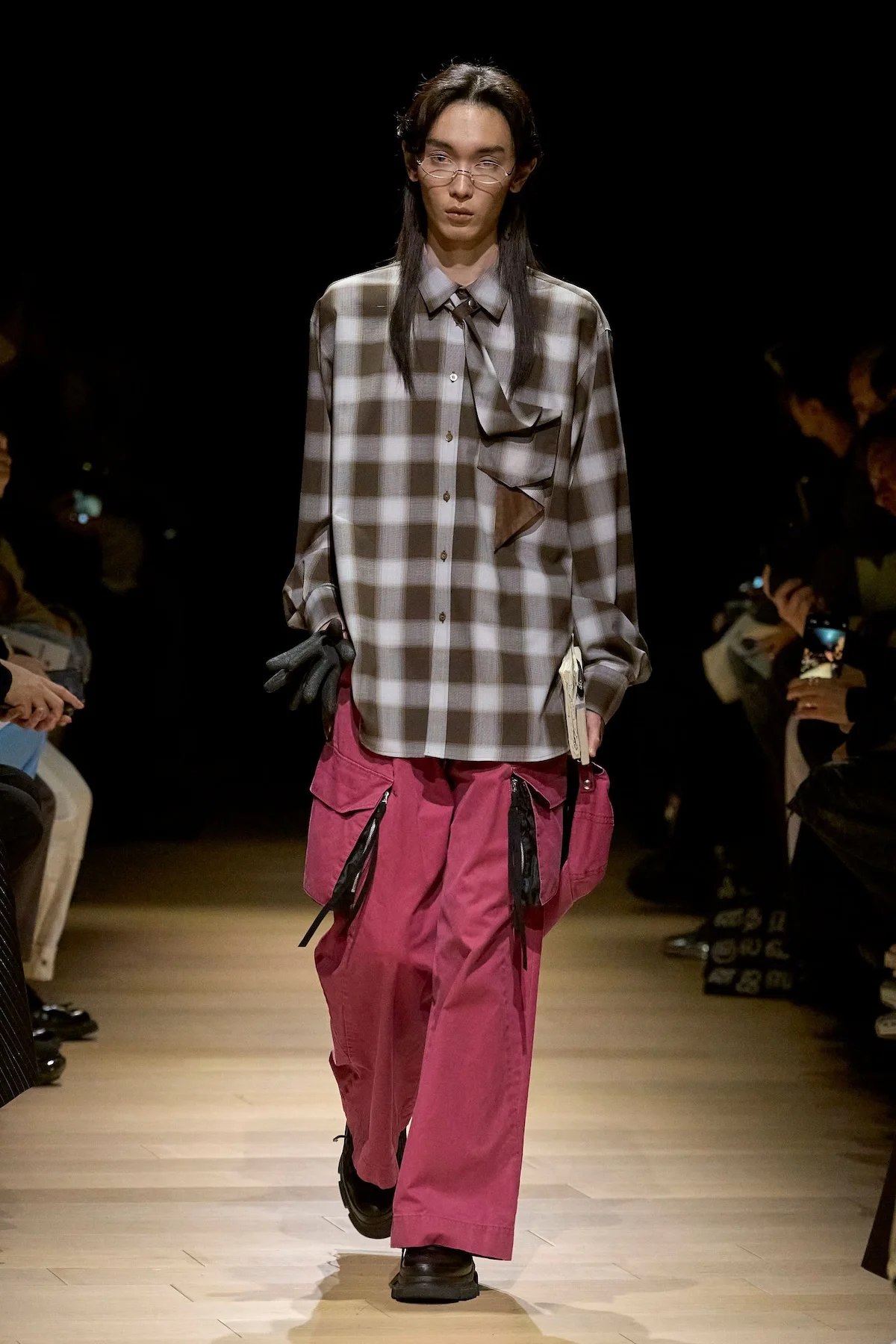 La collection automne 2025 de Tamme redéfinit le tailleur militaire avec audace et élégance