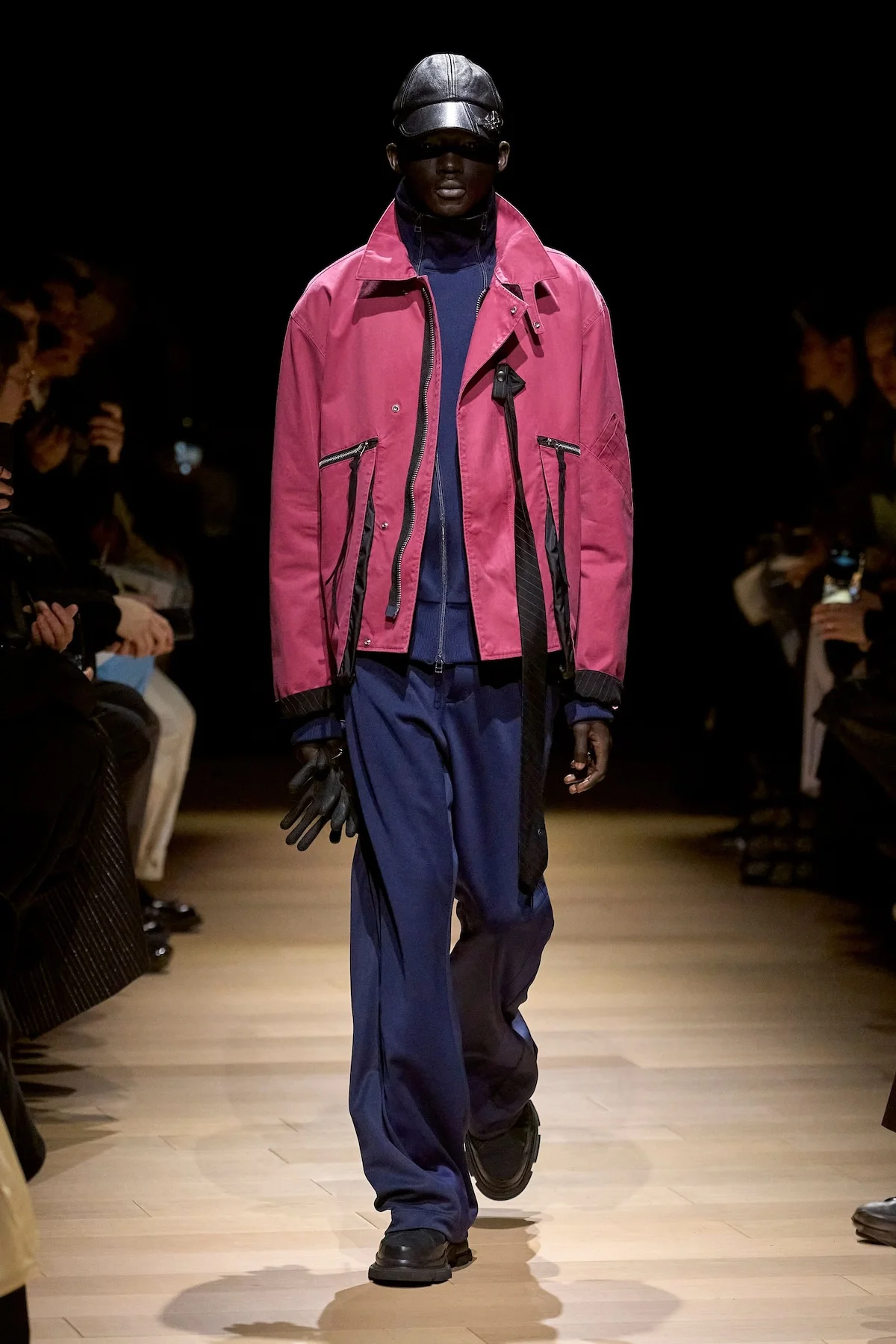 La collection automne 2025 de Tamme redéfinit le tailleur militaire avec audace et élégance