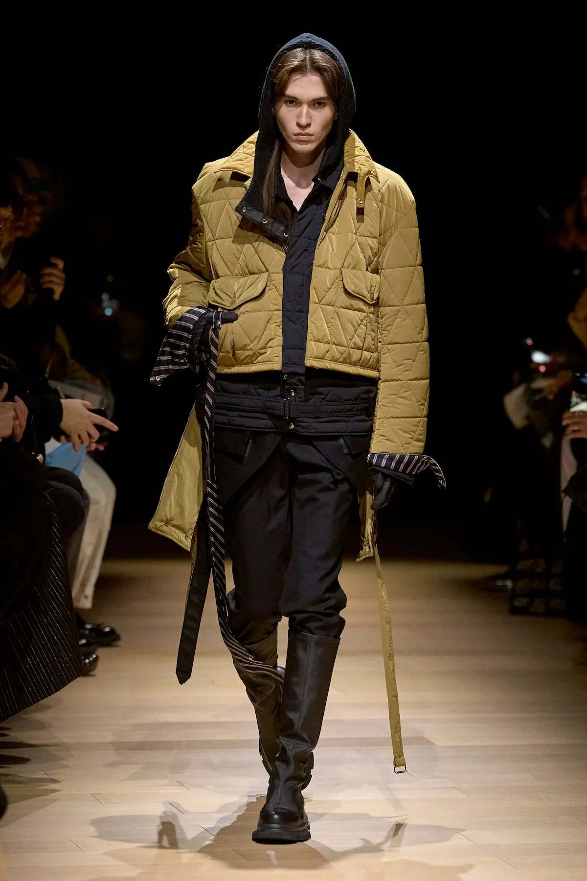 La collection automne 2025 de Tamme redéfinit le tailleur militaire avec audace et élégance