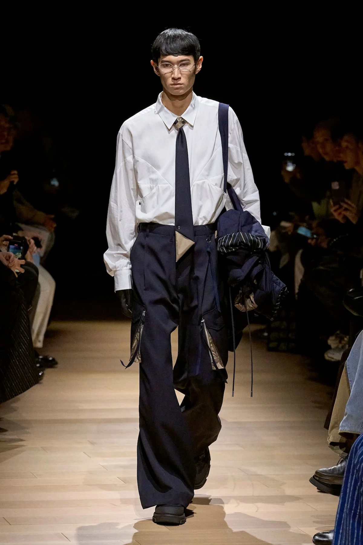 La collection automne 2025 de Tamme redéfinit le tailleur militaire avec audace et élégance