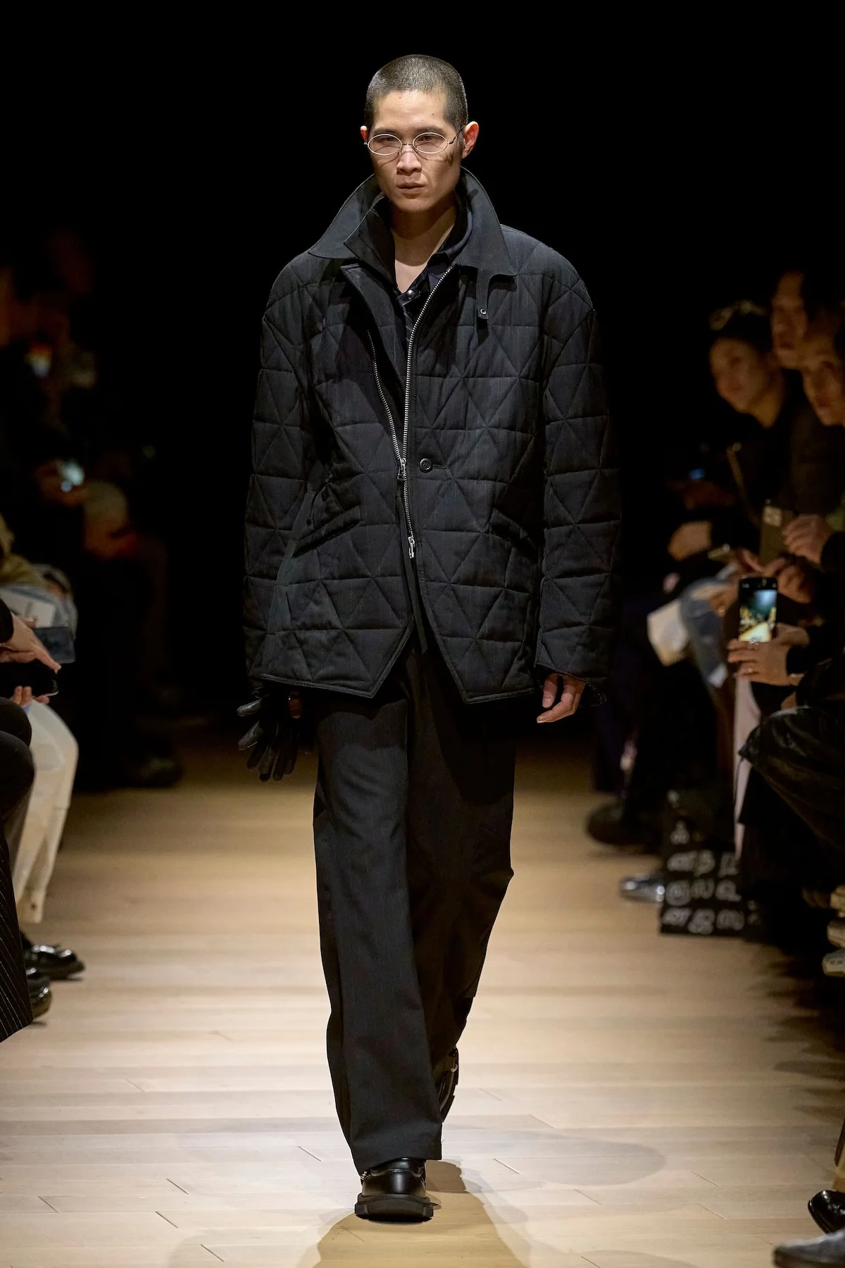 La collection automne 2025 de Tamme redéfinit le tailleur militaire avec audace et élégance