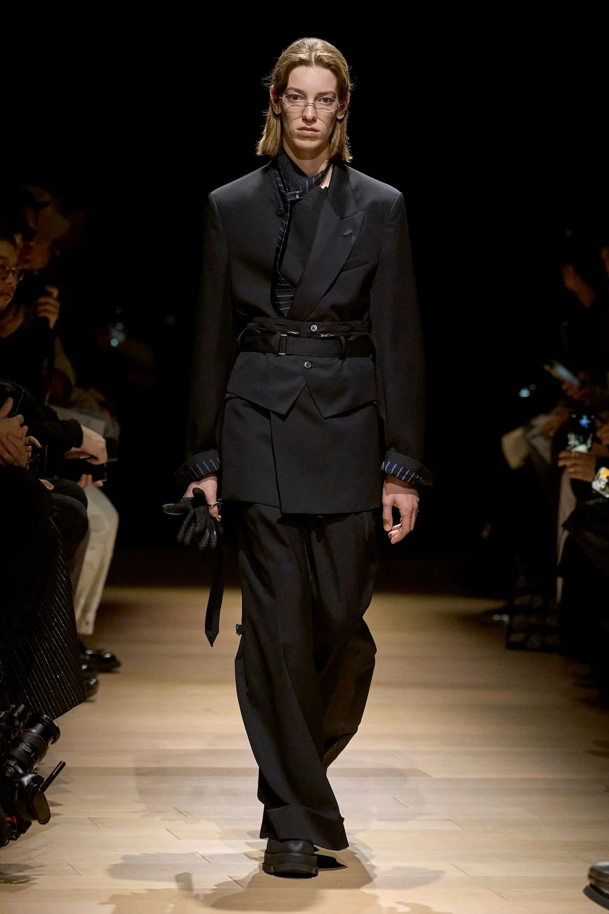 La collection automne 2025 de Tamme redéfinit le tailleur militaire avec audace et élégance