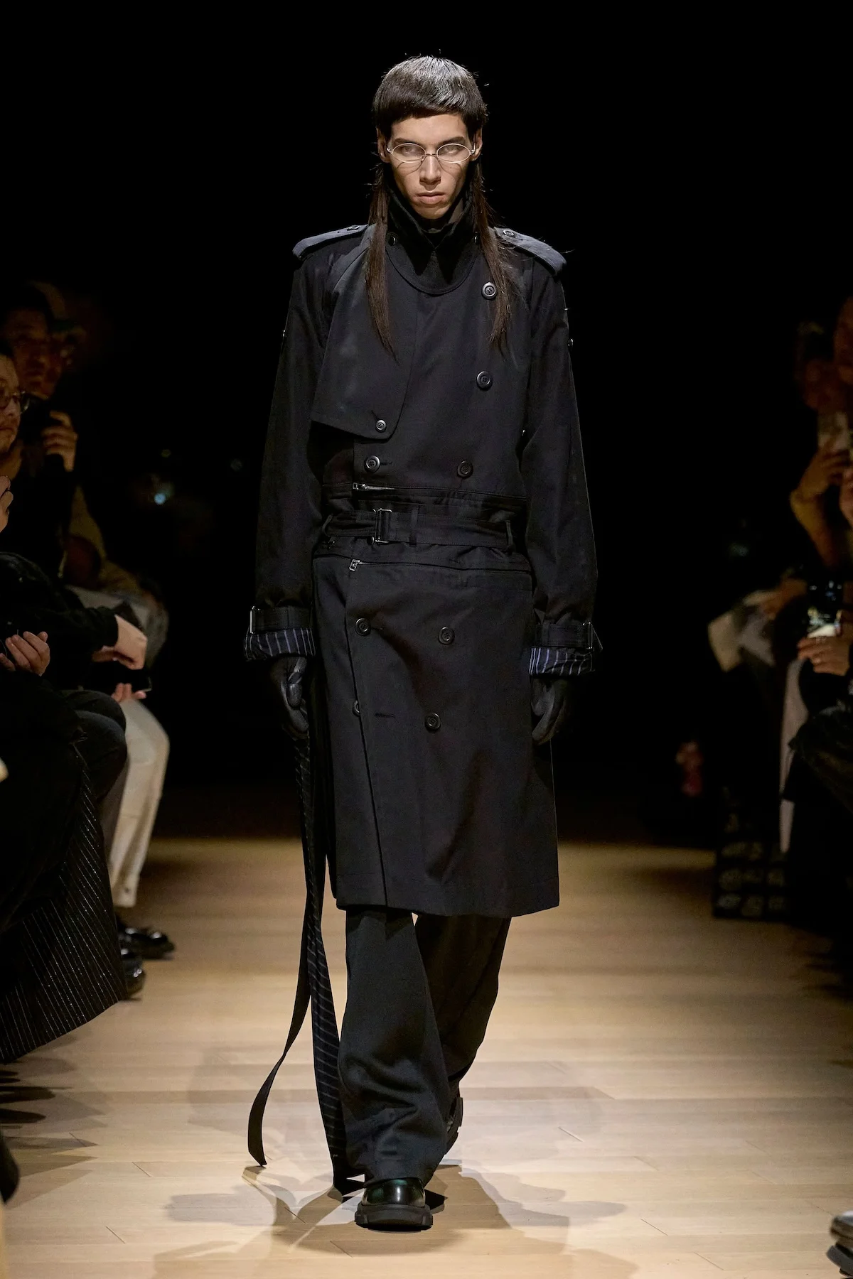 La collection automne 2025 de Tamme redéfinit le tailleur militaire avec audace et élégance