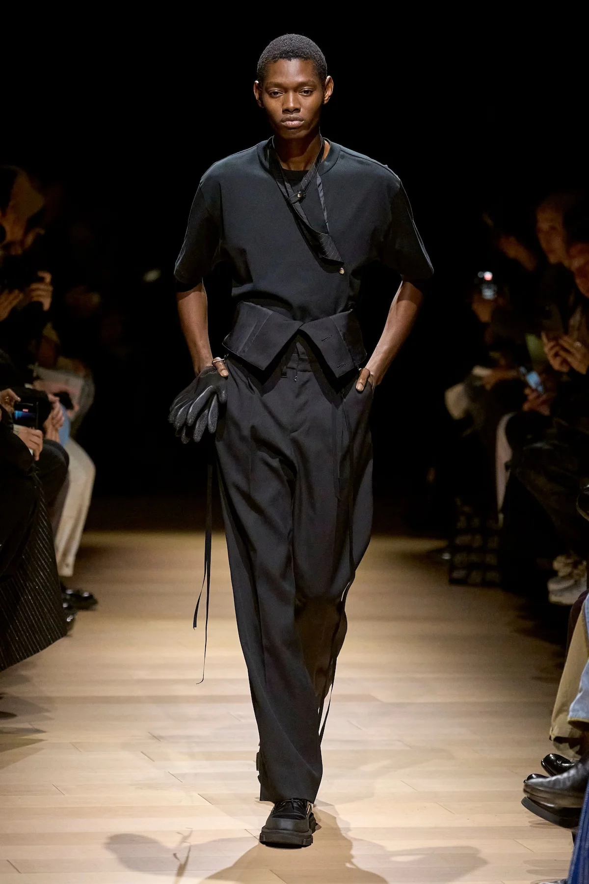 La collection automne 2025 de Tamme redéfinit le tailleur militaire avec audace et élégance