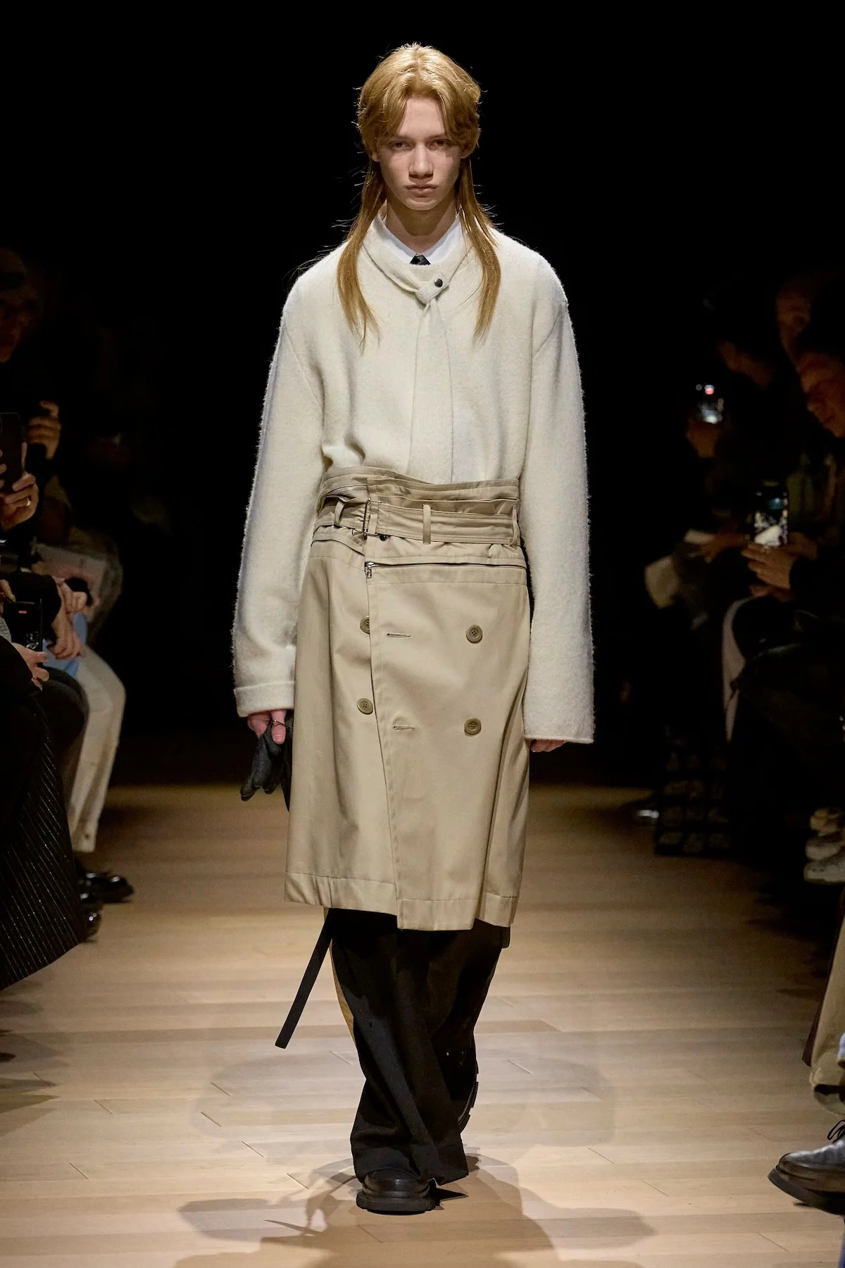 La collection automne 2025 de Tamme redéfinit le tailleur militaire avec audace et élégance