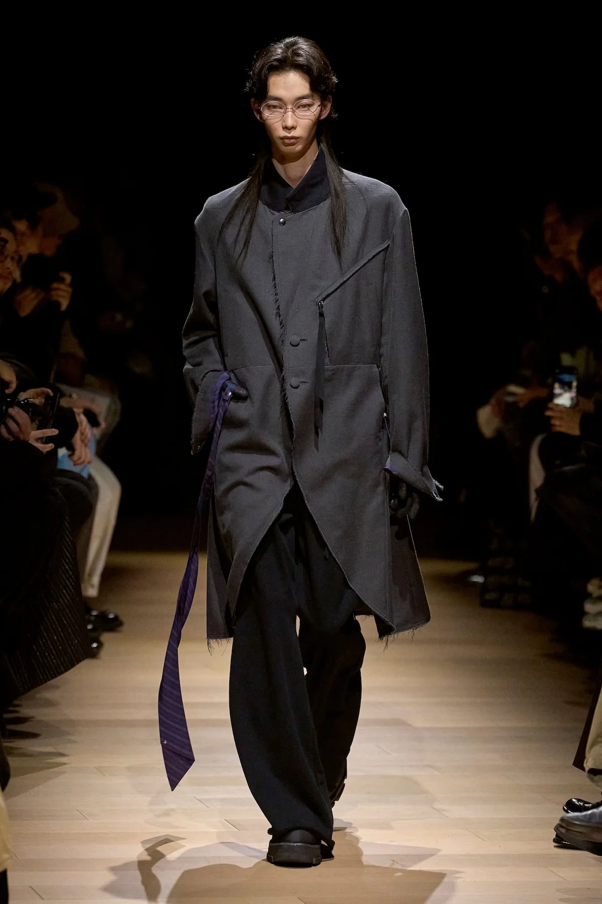 La collection automne 2025 de Tamme redéfinit le tailleur militaire avec audace et élégance