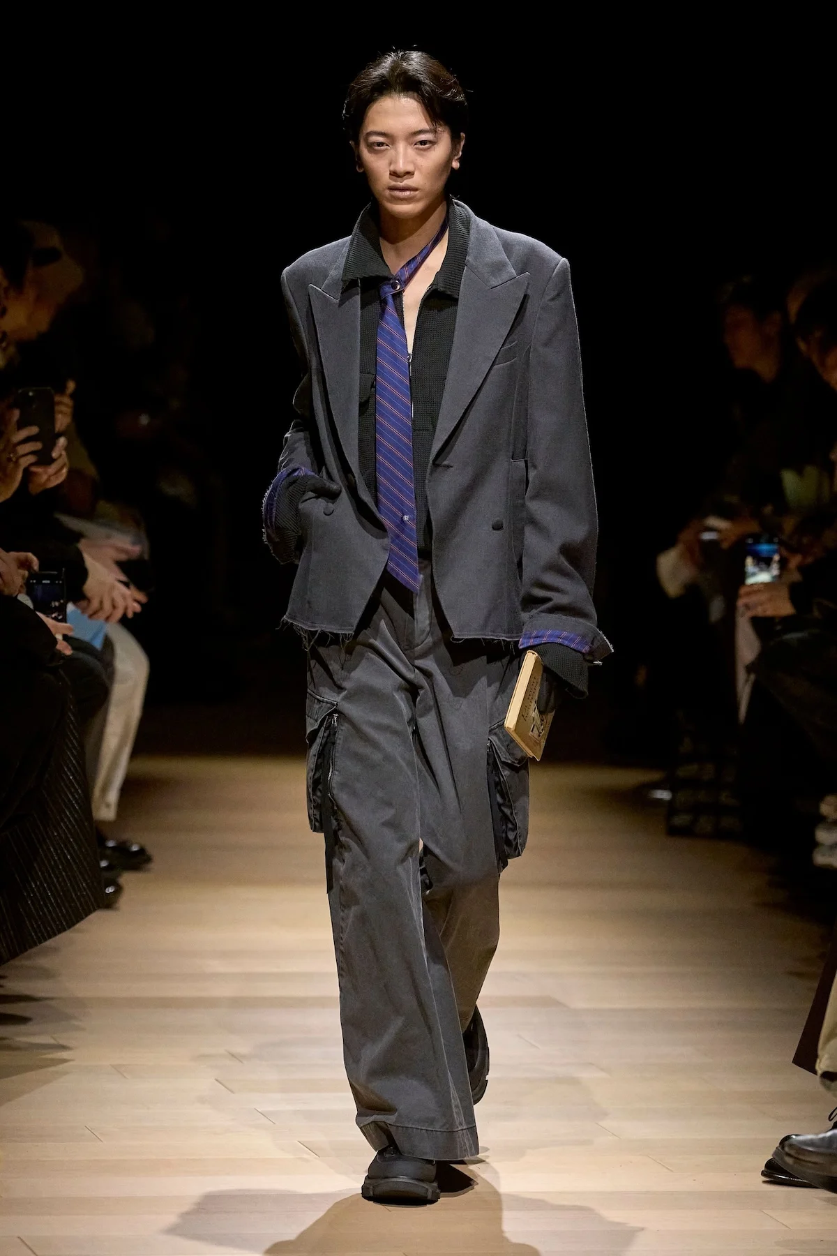 La collection automne 2025 de Tamme redéfinit le tailleur militaire avec audace et élégance