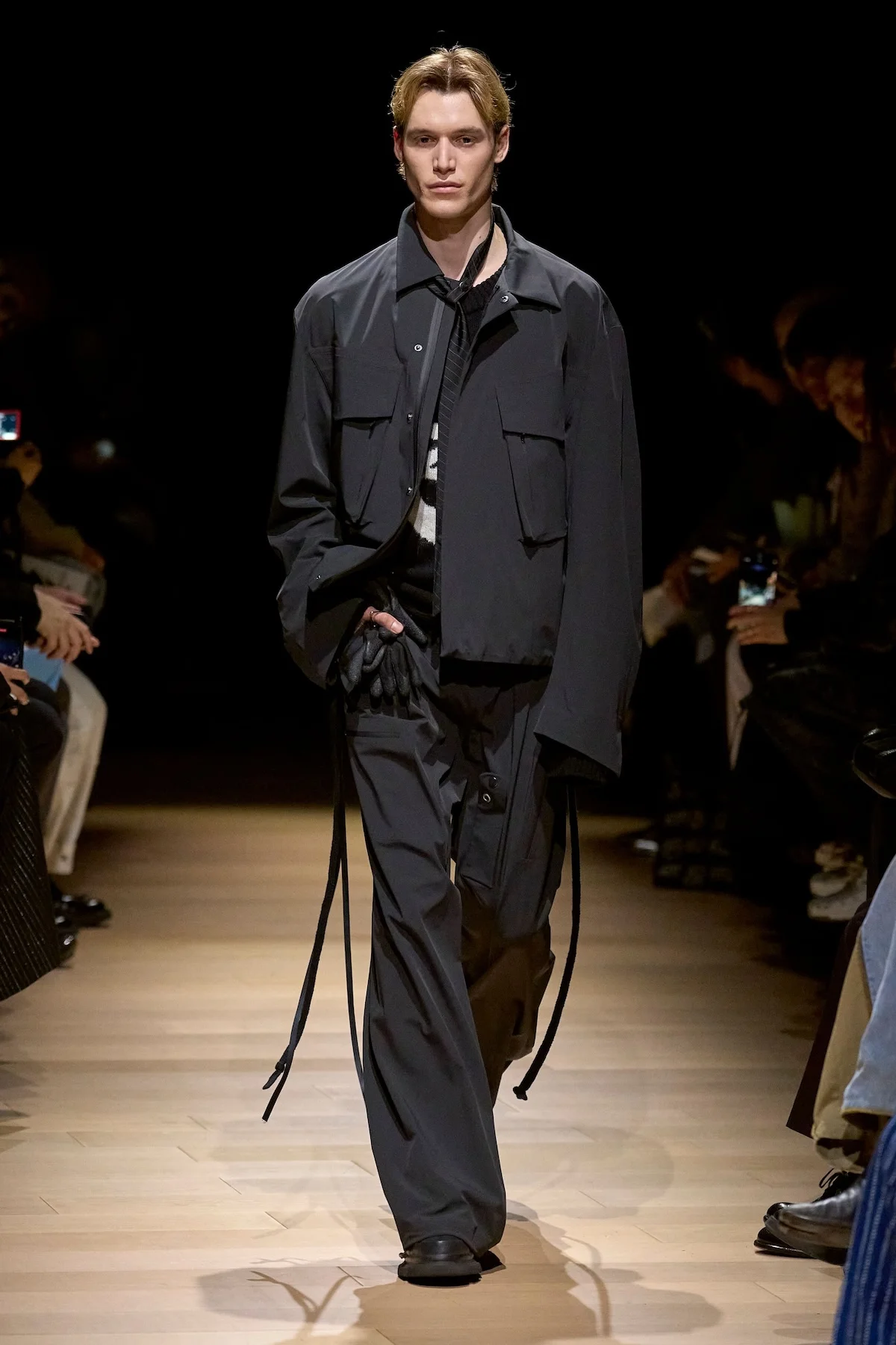 La collection automne 2025 de Tamme redéfinit le tailleur militaire avec audace et élégance