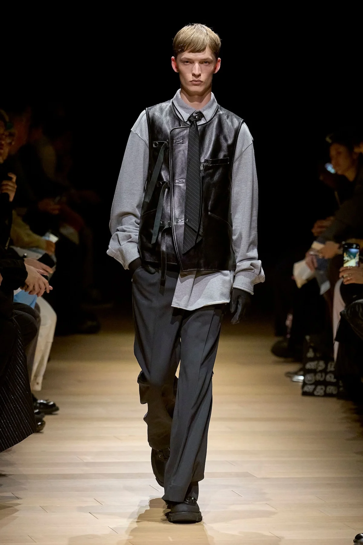 La collection automne 2025 de Tamme redéfinit le tailleur militaire avec audace et élégance