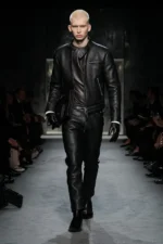 Tom Ford Fall Winter 2025 Paris Fashion Week 1 La collection automne 2025 de Tom Ford marque les débuts pleins d'assurance d'Haider Ackermann, avec des coupes nettes et une séduction discrète