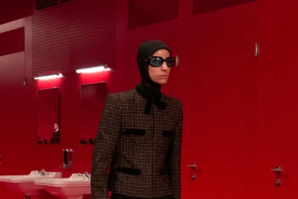 La collection Valentino automne 2025, sous la direction d'Alessandro Michele, incarne une élégance brute
