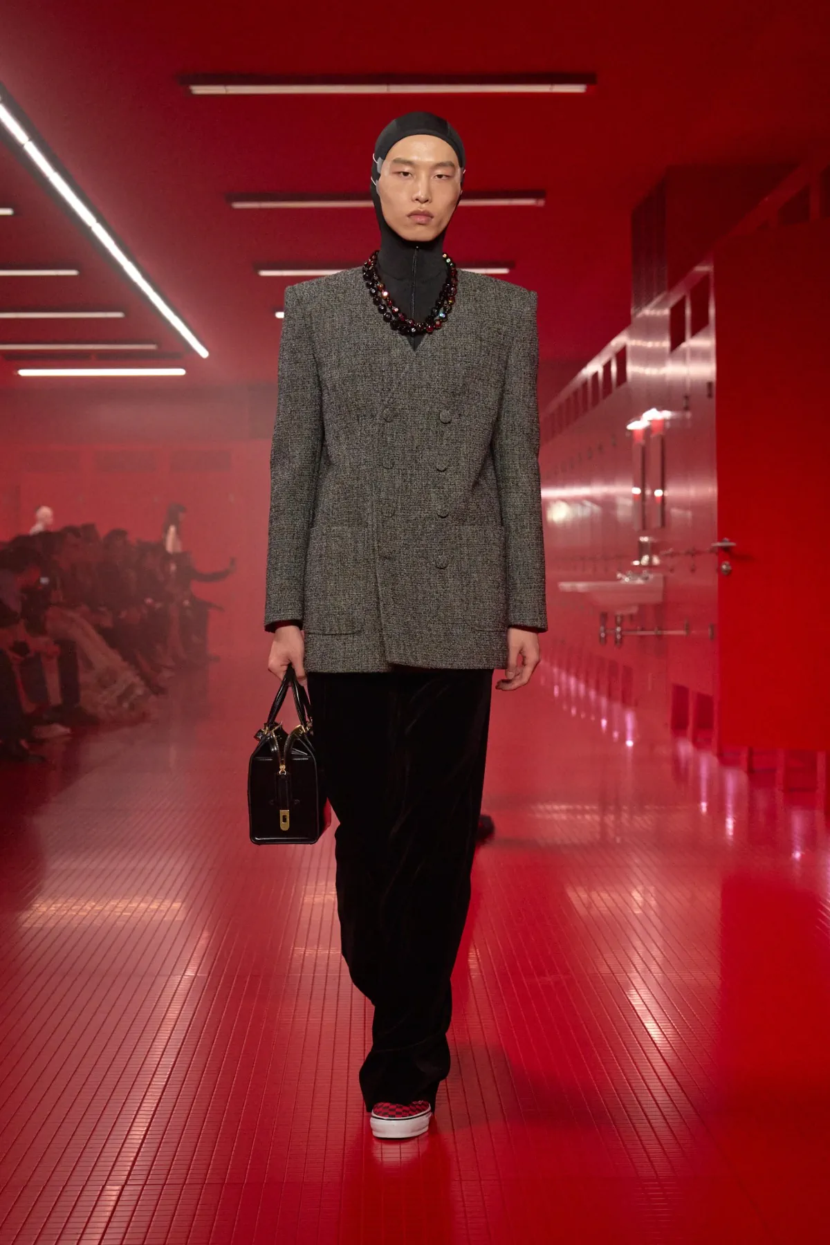 La collection Valentino automne 2025, sous la direction d'Alessandro Michele, incarne une élégance brute