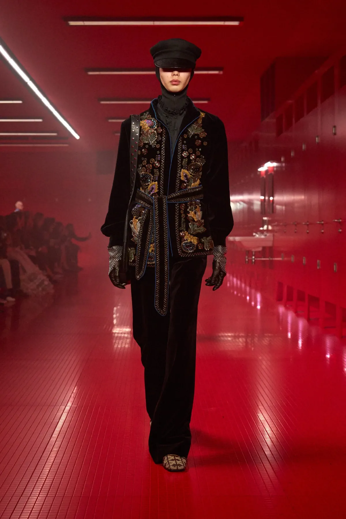 La collection Valentino automne 2025, sous la direction d'Alessandro Michele, incarne une élégance brute