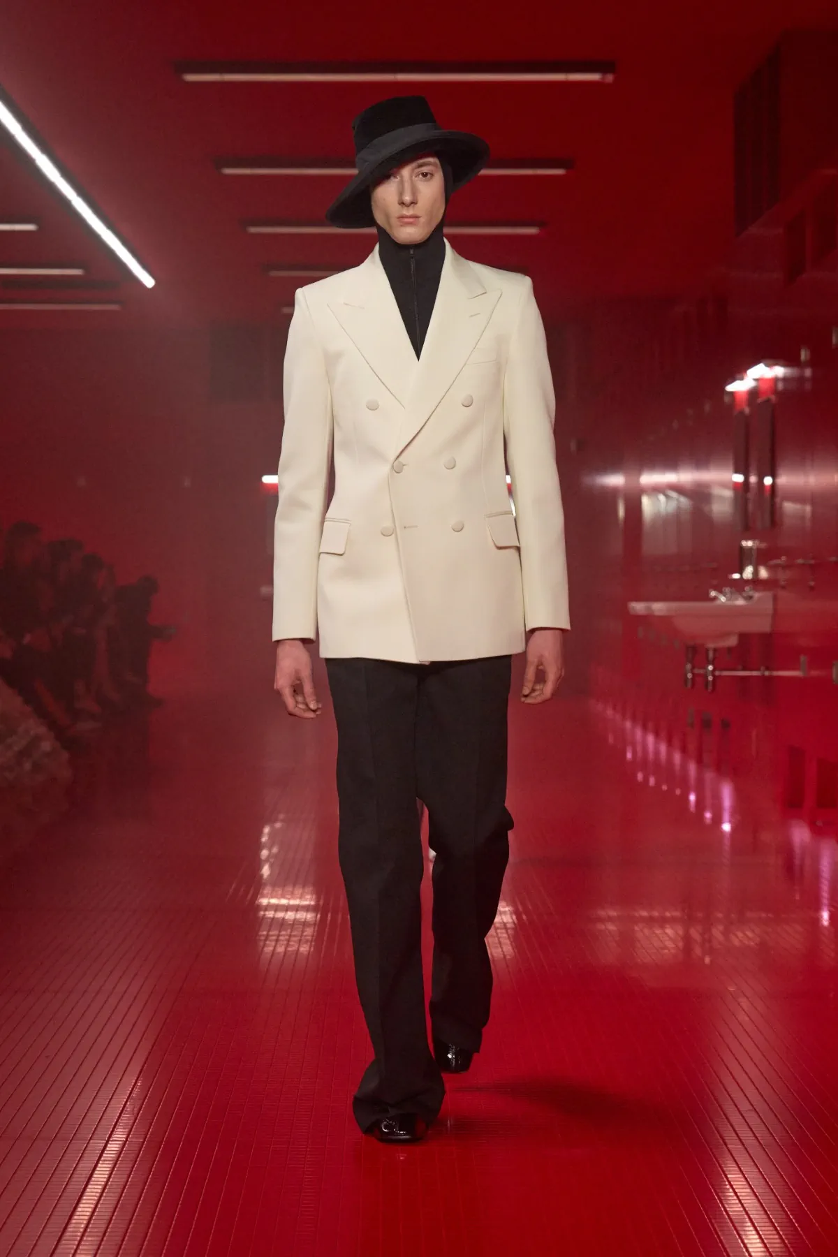 La collection Valentino automne 2025, sous la direction d'Alessandro Michele, incarne une élégance brute