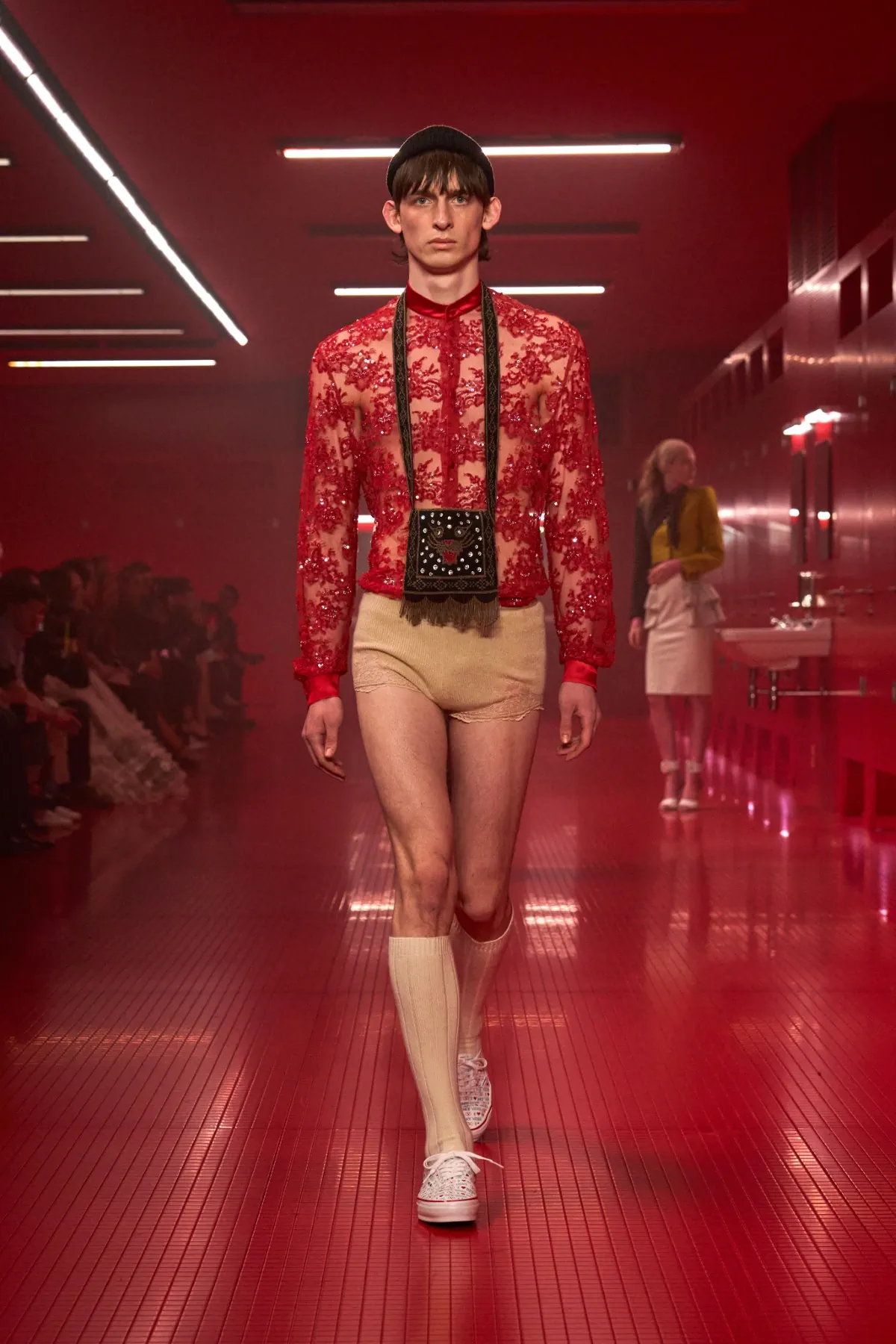La collection Valentino automne 2025, sous la direction d'Alessandro Michele, incarne une élégance brute