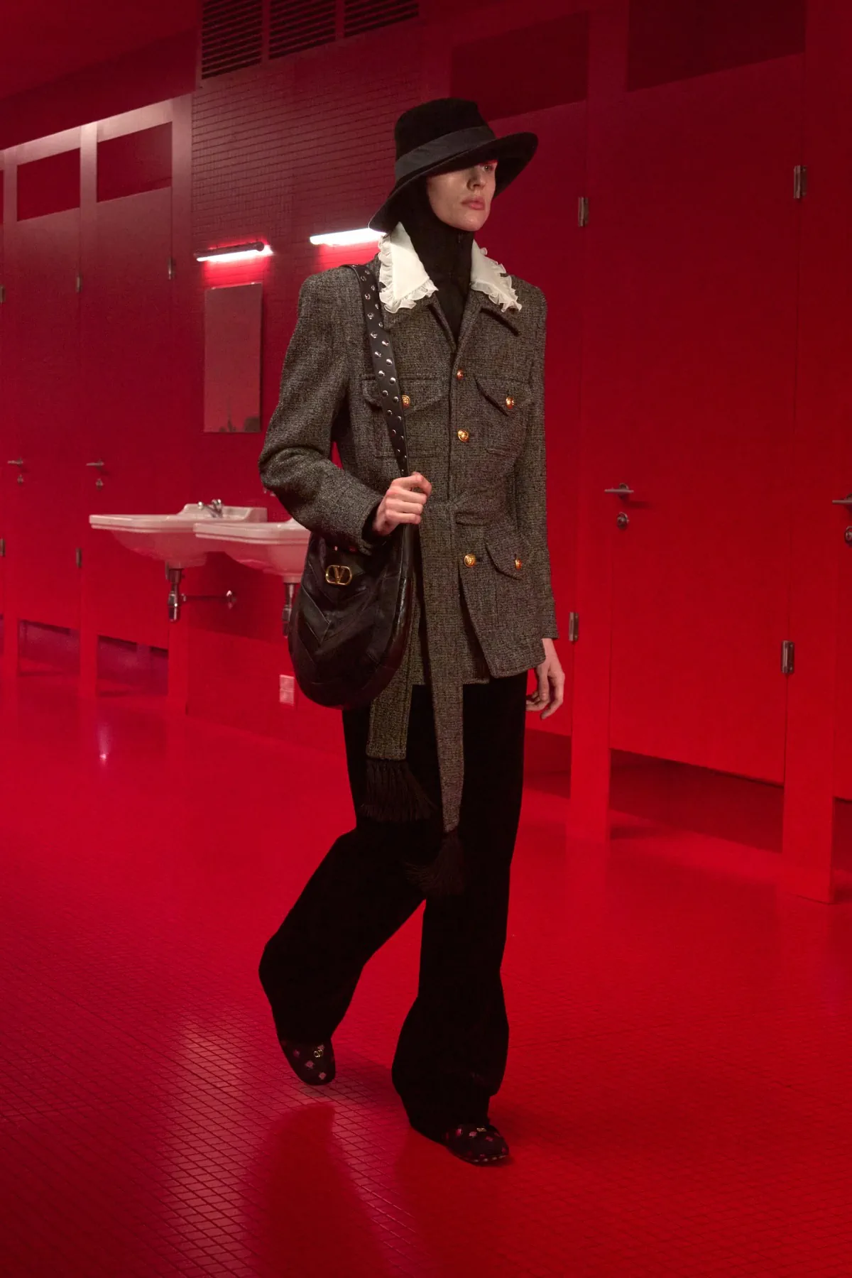 La collection Valentino automne 2025, sous la direction d'Alessandro Michele, incarne une élégance brute