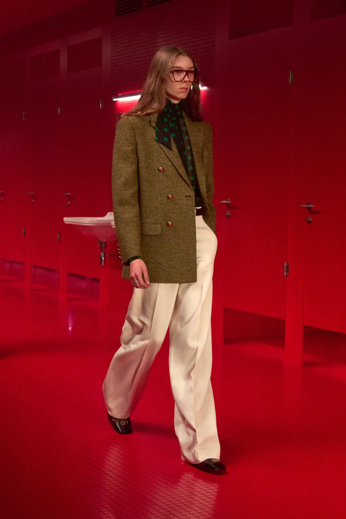 La collection Valentino automne 2025, sous la direction d'Alessandro Michele, incarne une élégance brute