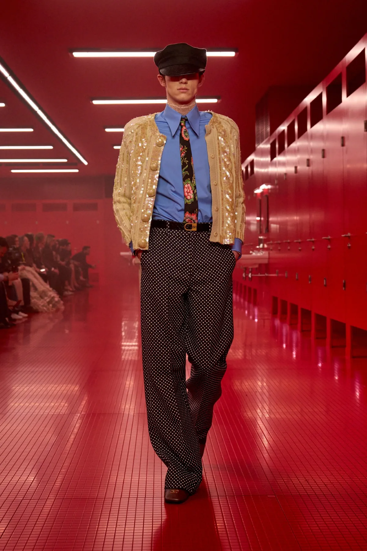 La collection Valentino automne 2025, sous la direction d'Alessandro Michele, incarne une élégance brute