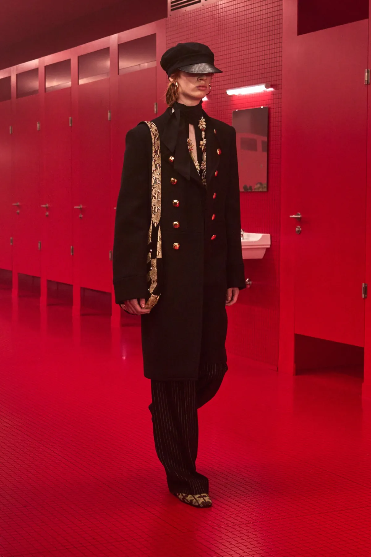 La collection Valentino automne 2025, sous la direction d'Alessandro Michele, incarne une élégance brute