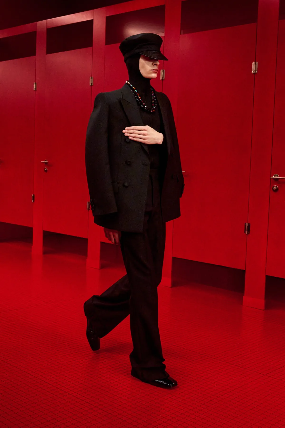 La collection Valentino automne 2025, sous la direction d'Alessandro Michele, incarne une élégance brute
