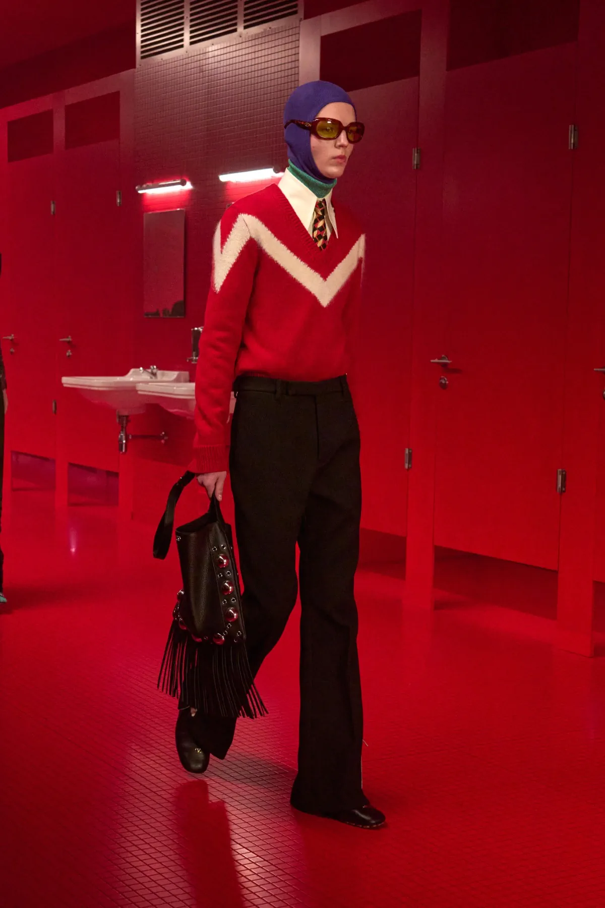 La collection Valentino automne 2025, sous la direction d'Alessandro Michele, incarne une élégance brute
