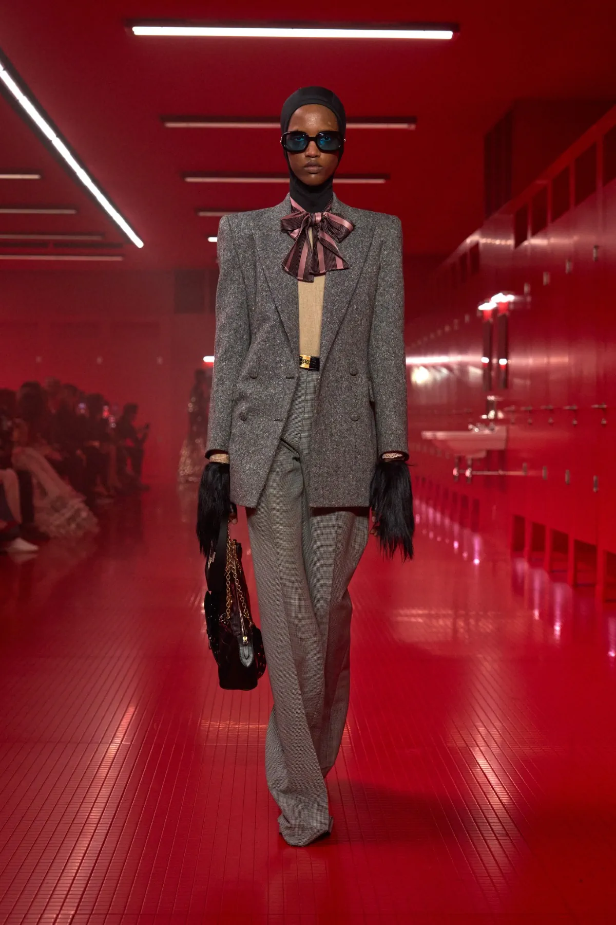 La collection Valentino automne 2025, sous la direction d'Alessandro Michele, incarne une élégance brute