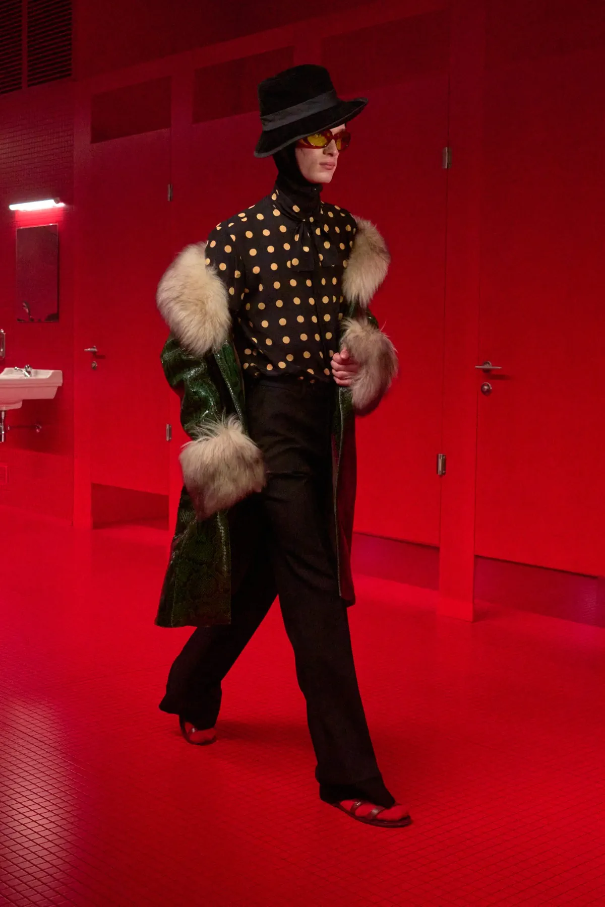 La collection Valentino automne 2025, sous la direction d'Alessandro Michele, incarne une élégance brute