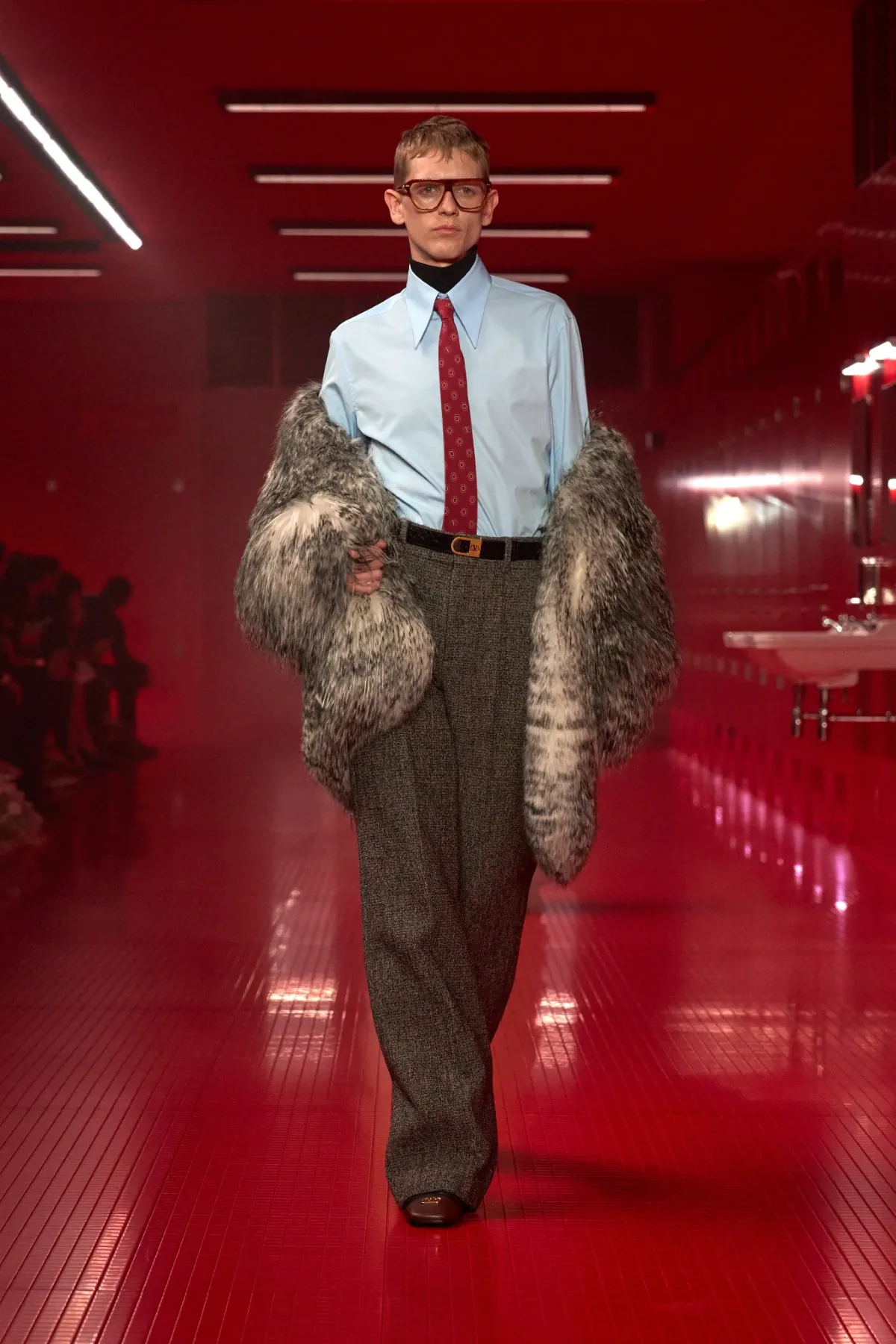 La collection Valentino automne 2025, sous la direction d'Alessandro Michele, incarne une élégance brute