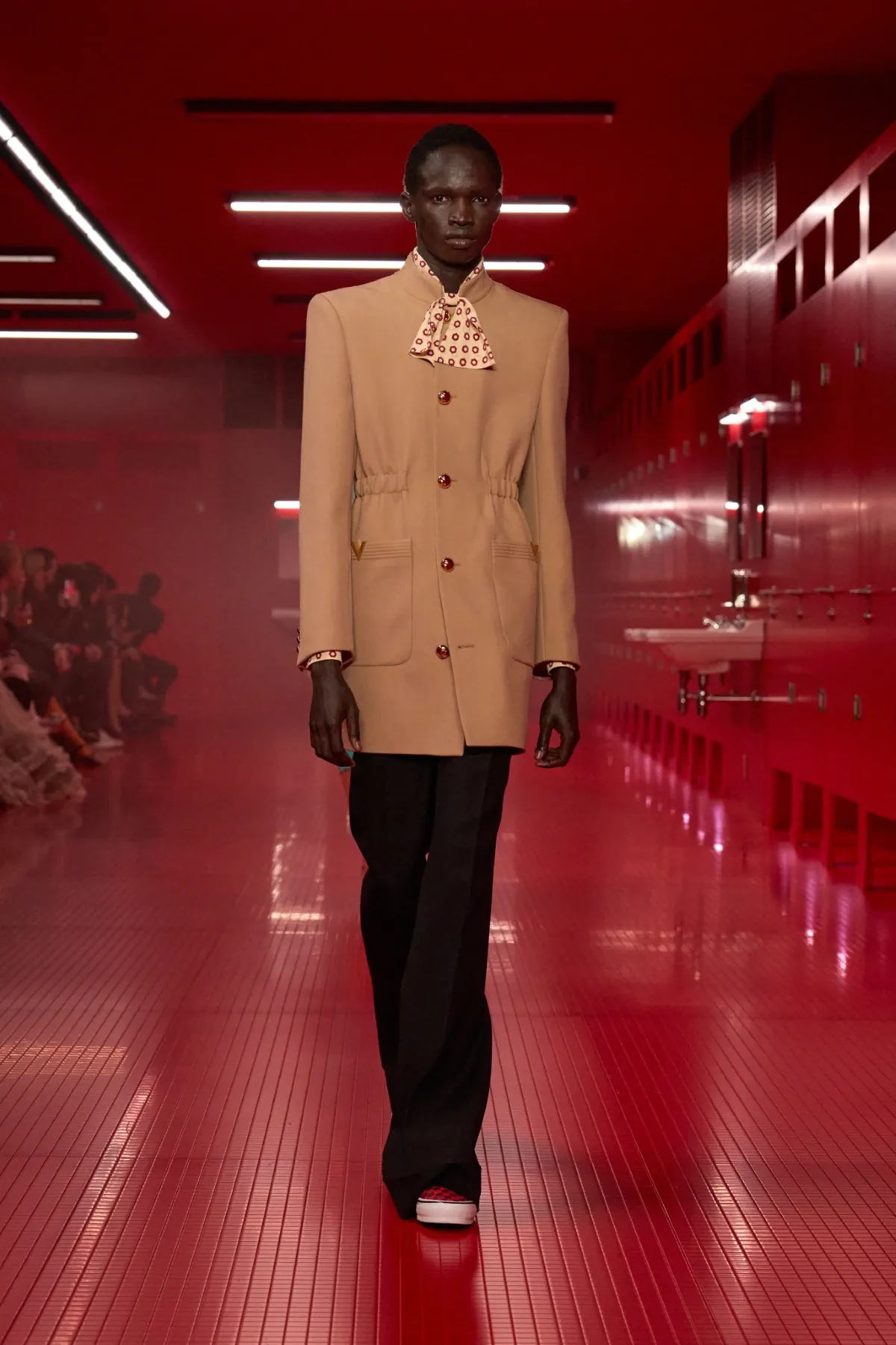 La collection Valentino automne 2025, sous la direction d'Alessandro Michele, incarne une élégance brute