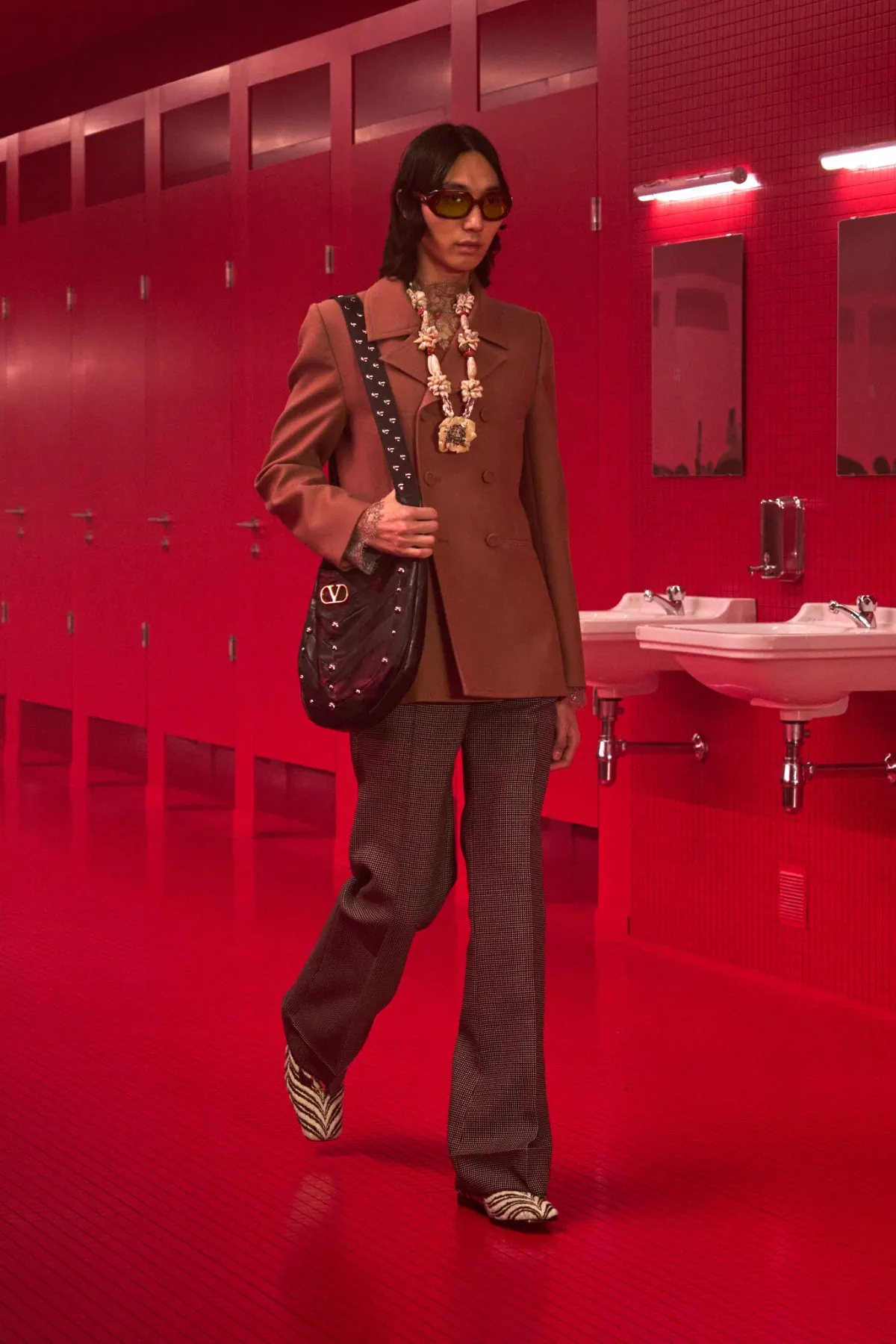 La collection Valentino automne 2025, sous la direction d'Alessandro Michele, incarne une élégance brute