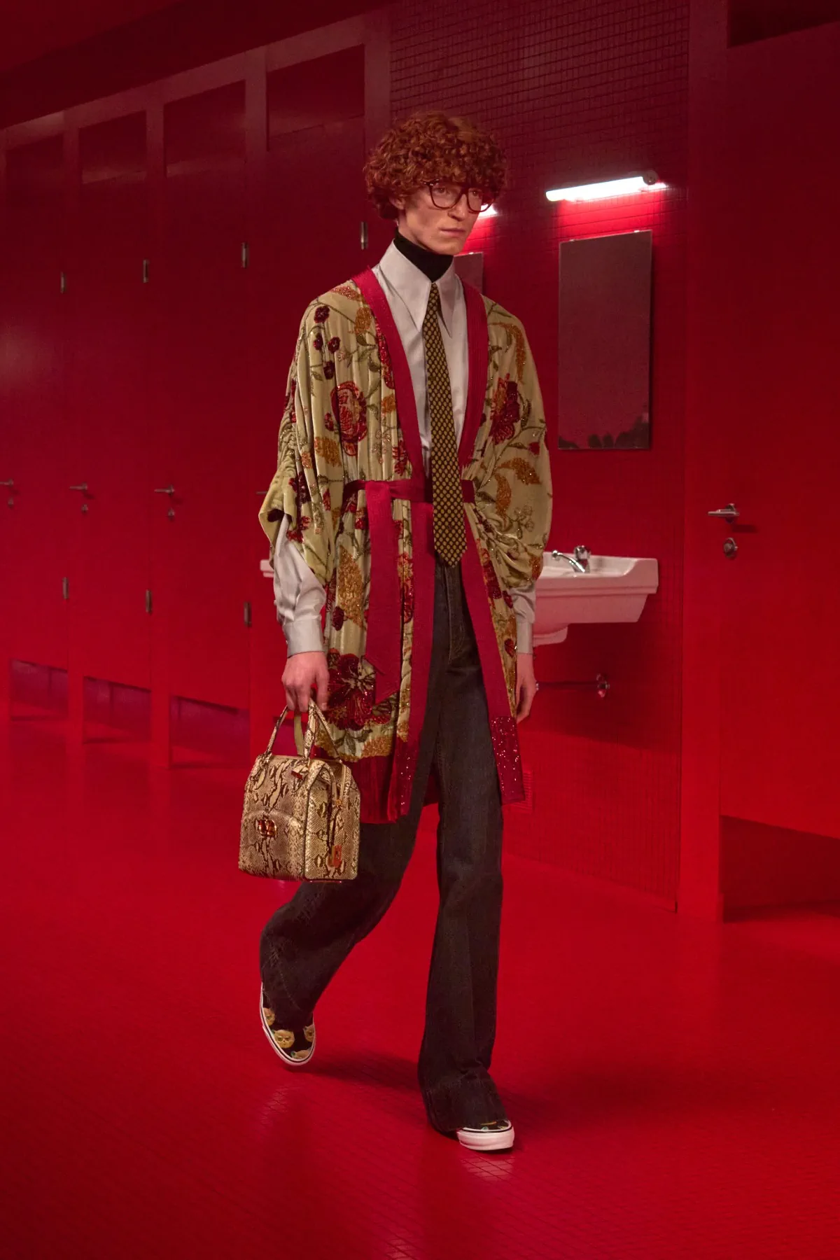 La collection Valentino automne 2025, sous la direction d'Alessandro Michele, incarne une élégance brute