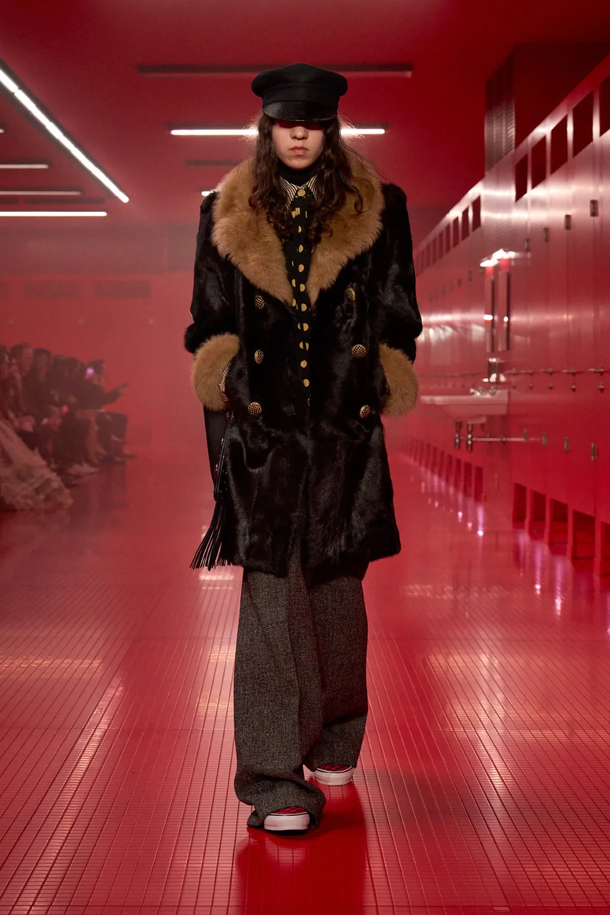 La collection Valentino automne 2025, sous la direction d'Alessandro Michele, incarne une élégance brute