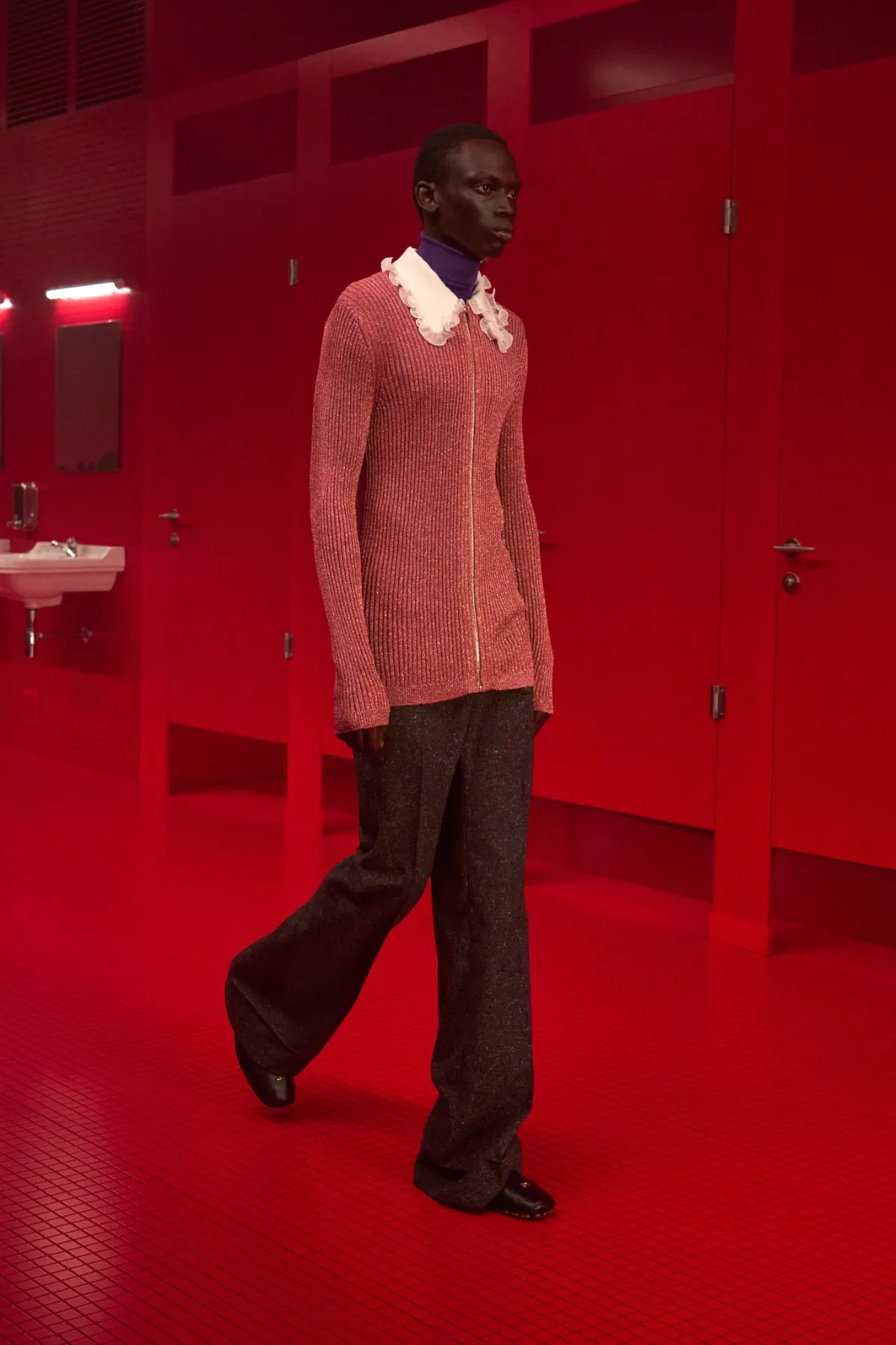 La collection Valentino automne 2025, sous la direction d'Alessandro Michele, incarne une élégance brute