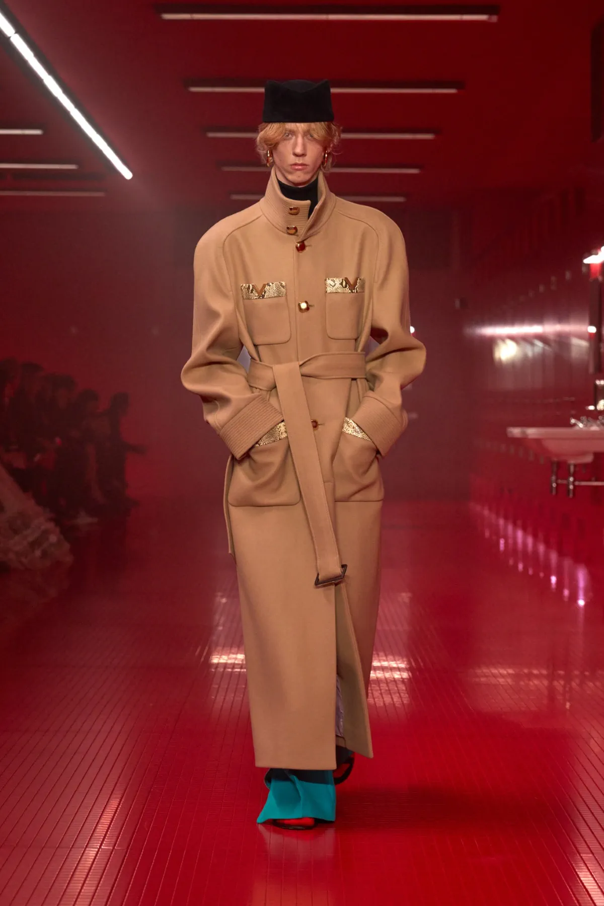 La collection Valentino automne 2025, sous la direction d'Alessandro Michele, incarne une élégance brute