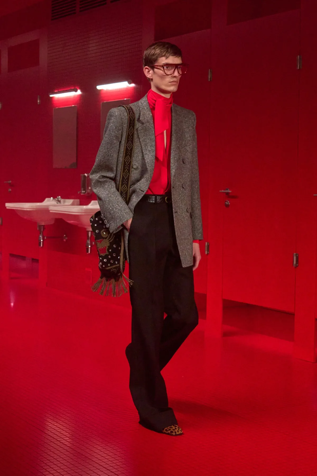 La collection Valentino automne 2025, sous la direction d'Alessandro Michele, incarne une élégance brute