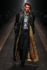 Versace Fall Winter 2025 Milan Fashion Week 1 La collection Automne 2025 de Versace réaffirme avec audace l'héritage de la marque