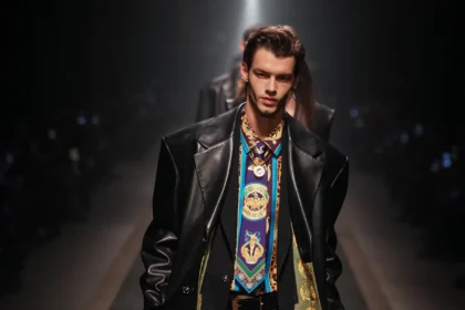 La collection Automne 2025 de Versace réaffirme avec audace l'héritage de la marque