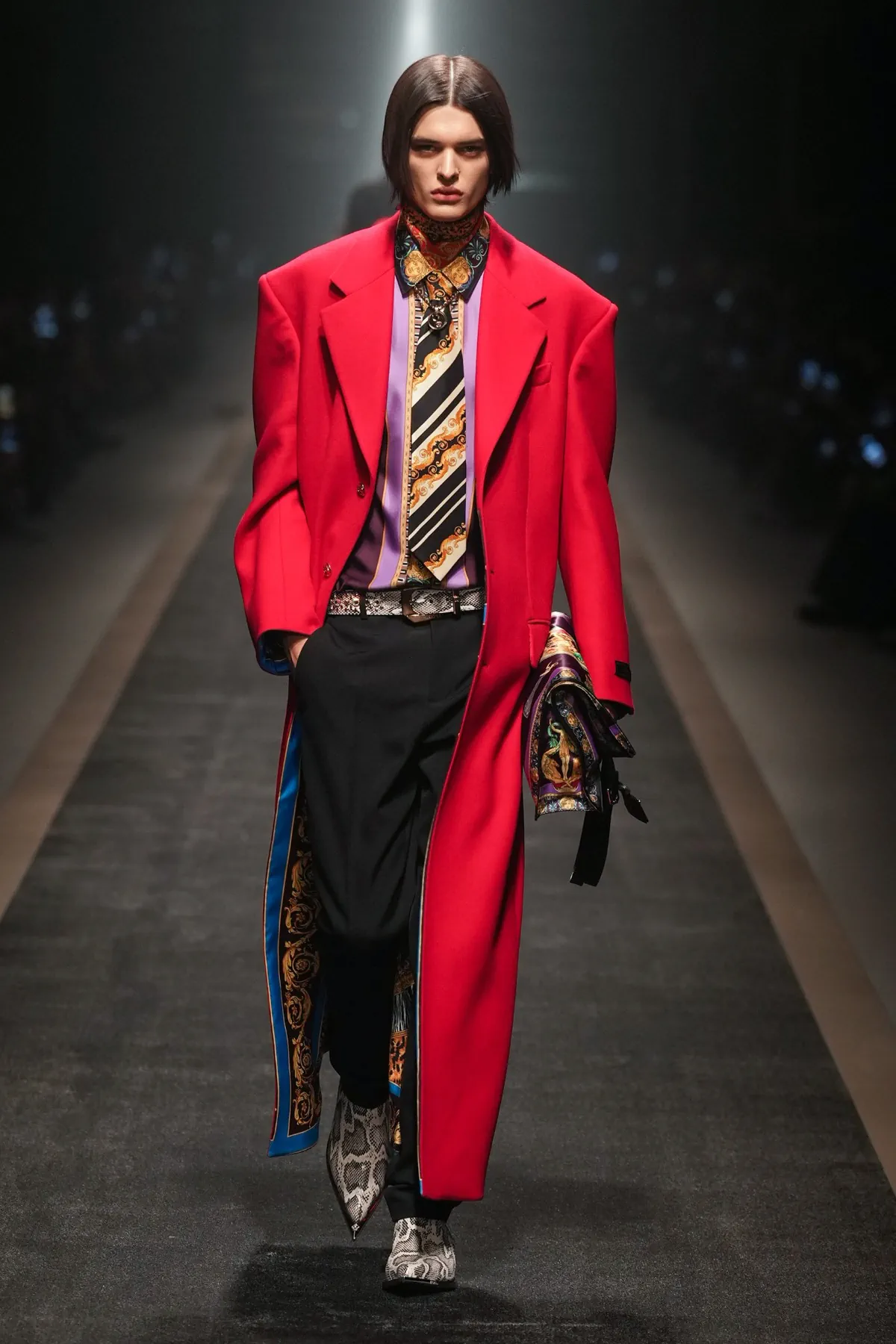 La collection Automne 2025 de Versace réaffirme avec audace l'héritage de la marque