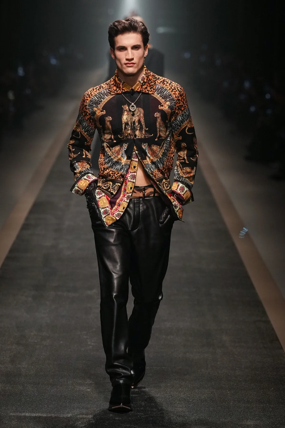 La collection Automne 2025 de Versace réaffirme avec audace l'héritage de la marque
