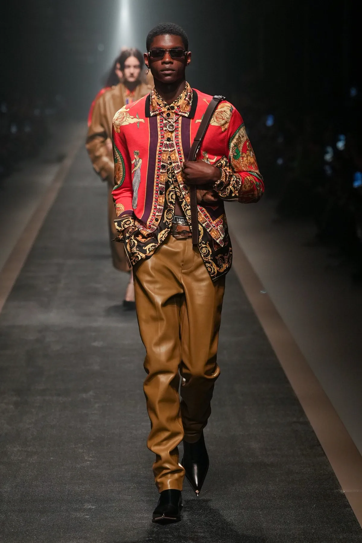 La collection Automne 2025 de Versace réaffirme avec audace l'héritage de la marque