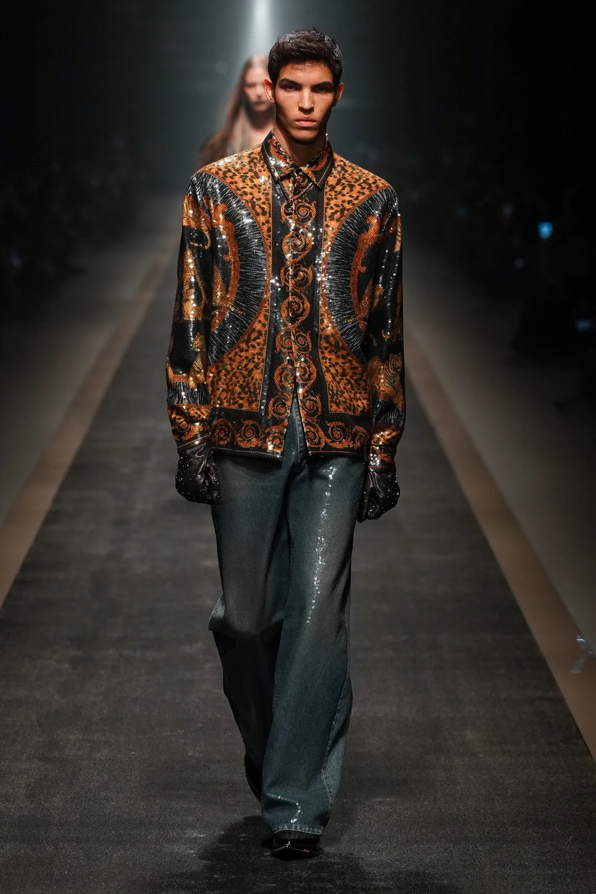La collection Automne 2025 de Versace réaffirme avec audace l'héritage de la marque