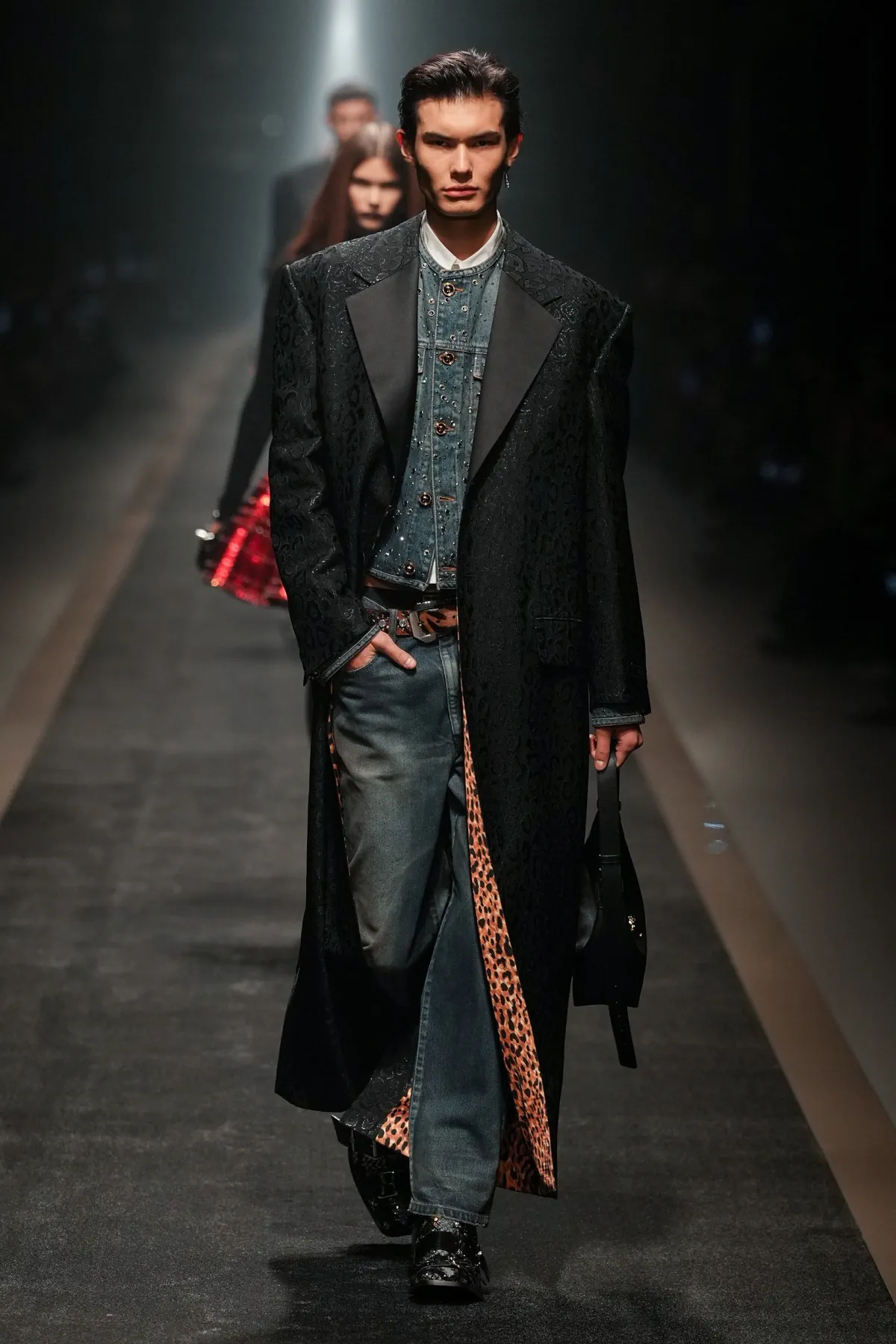 La collection Automne 2025 de Versace réaffirme avec audace l'héritage de la marque